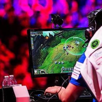 《巫师3》VS《辐射4》：深度解析玩法自由度，揭秘哪款游戏更胜一筹？