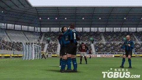 《实况2009》牛尾巴过人技巧解析：轻松挑球过人攻略