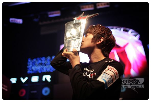 《星际争霸2》巅峰对决：Flash退役之战，重温经典瞬间！