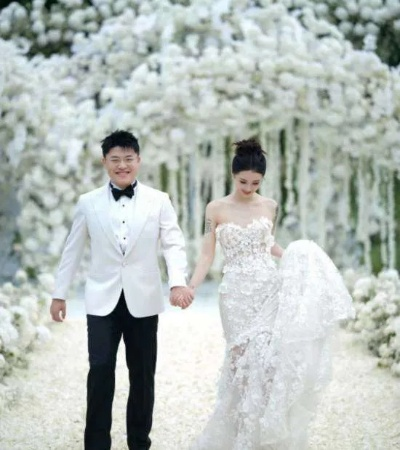 简自豪巴厘岛补办婚礼 上热搜！史森明伴郎亲Uzi侧脸?😜 -