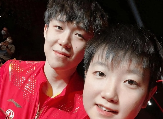 孙颖莎王楚钦遭代拍围堵 洗手间险境