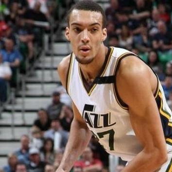 《三角战术》预告片揭秘：角色升级，战术革新，体验全新战斗策略