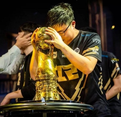 UZI首播冠军卡莎皮肤引粉丝泪目，春季赛幕后温情故事曝光