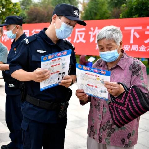 神秘街角仰望，高楼映照神秘新篇章