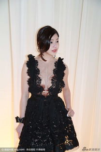 艾达王红裙亮相，性感升级再破次元