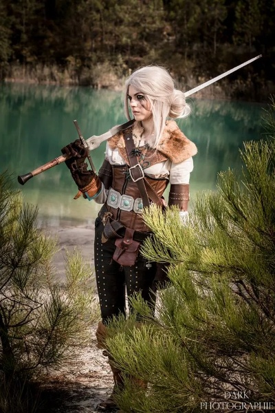 《巫师3》希里COS牵马漫步：绝美风景，探寻游戏中的诗意瞬间