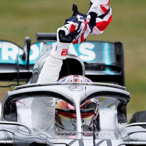 《F1 2015》赛车狂欢，免费福利大放送，速度与激情同享！