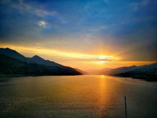 长江日出，无双画卷映新辉