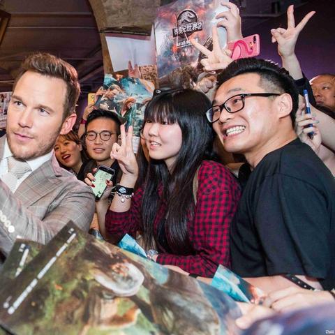 迅猛龙亮相，霸王龙怒吼震撼进化新篇章