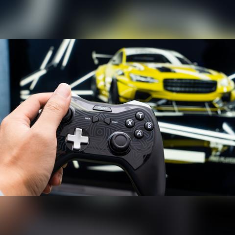 极致撞车瞬间，自由回放掌控，体验《极品飞车20》全新操控魅力