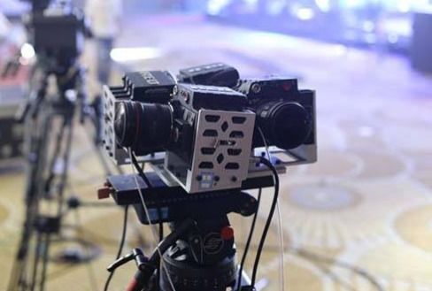 360度全景体验：电风扇下女友吹风新视角