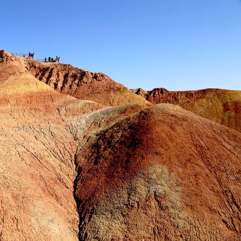 荒漠枪手三枪流攻略：解锁全新战斗价值，高效输出技巧解析