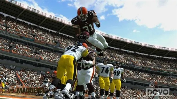 《疯狂橄榄球15》终极版全新升级 30强战队集结战力再攀高峰