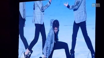 美女警花深情紧握，狼行警长英勇同行