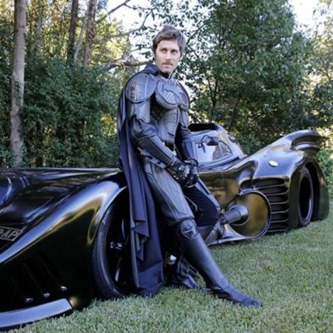 全新曝光！蝙蝠侠超炫“蝙蝠车”震撼来袭，科技革新再升级