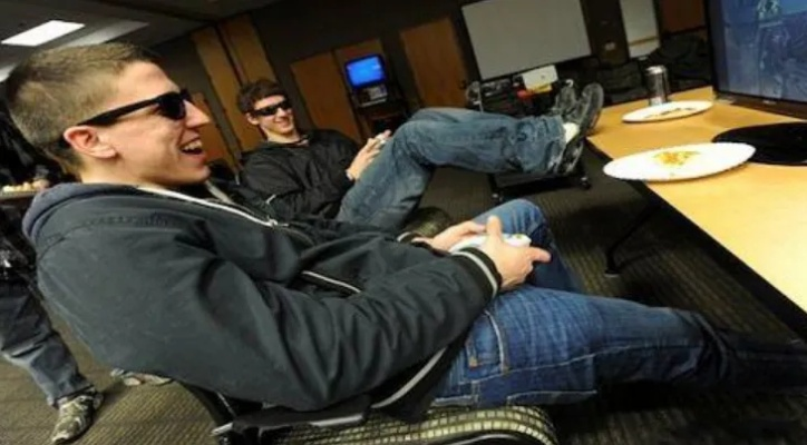 玩家公敌揭秘：90后屌丝悲催游戏生涯逆袭记