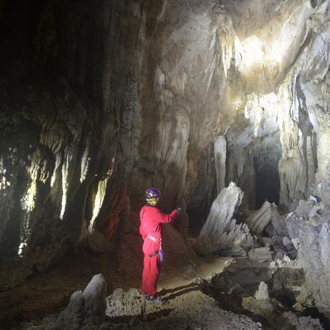 《洞穴探险揭秘：全新视觉体验震撼来袭》