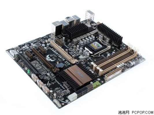 华硕SABERTOOTH Z77铠甲战神，性价比之选仅售2399元