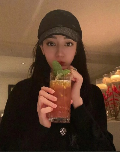 热巴发100多张自拍藏了多少游戏彩蛋？玩家一眼看穿的细节太绝了！