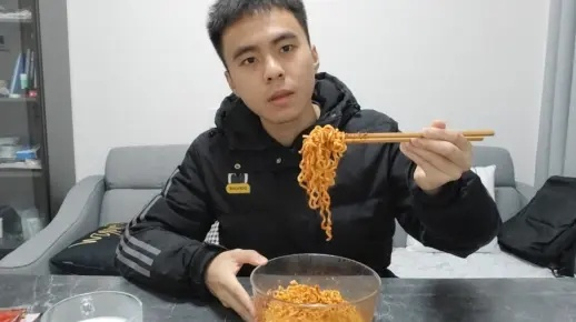 00后学生拜师辣条发明人，游戏圈找大神学绝活的现实版？Z世代这波操作绝了！