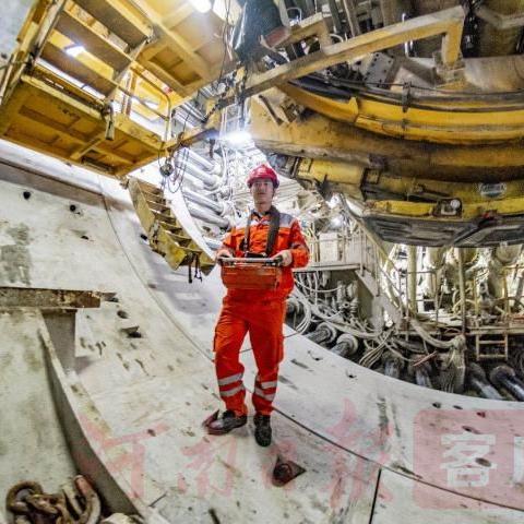 还在肝泥水任务？2025冷门机制解锁+隐藏奖励速通攻略（90%玩家没试过）