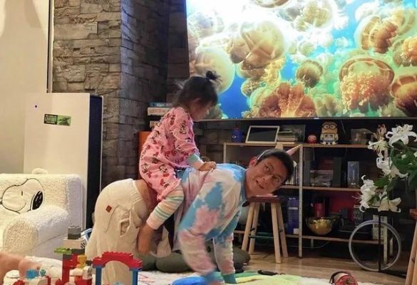 陈冠希晒女儿玩游戏？玩家必看的亲子电竞平衡术