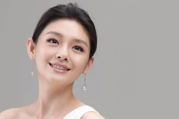 大S突然因流感离世年仅48岁 雷军发文悼念,RIP,明星离世为何令人痛心?