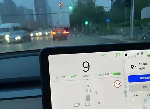 首批体验特斯拉FSD车主被罚6分,未识别临时红绿灯咋回事?