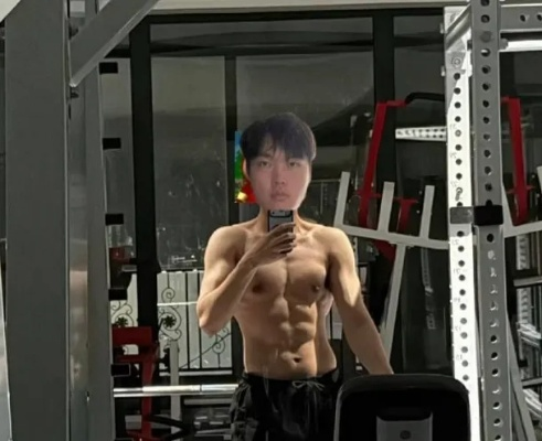 玩家热议LPL健身潮，Gala晒腹肌登顶贴吧热榜