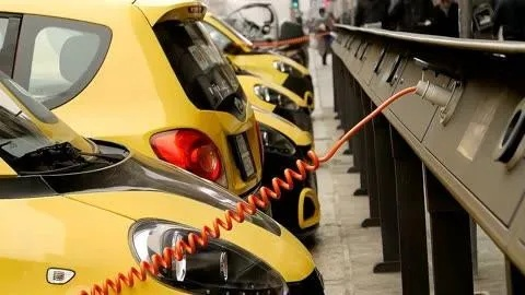 电车炫客实机演示，日式反乌托邦的压迫与反抗