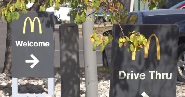 麦当劳贴告示禁吃达美乐披萨合法吗？2025年最新餐厅管理权与消费者权益攻防战揭秘