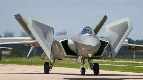 中国战机亮相红龙战场，首曝霸气英姿