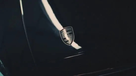 生化危机9玩家吐槽里昂开废保时捷，保时捷官方回应引关注