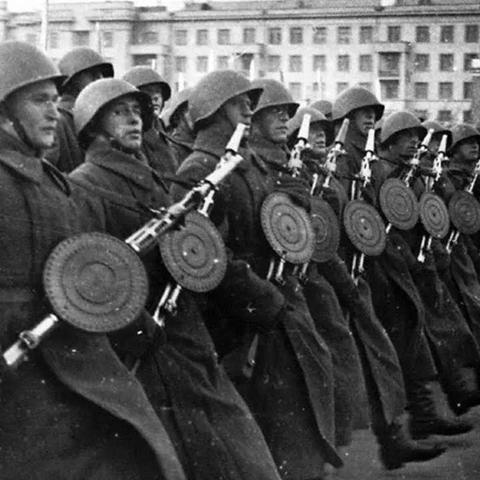 大盘鸡vs大菠萝终极选型指南，2026年绝地求生轻机枪实战数据全解析