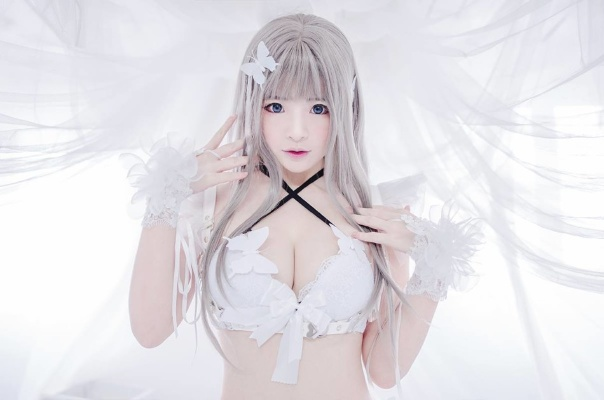 《二次元女神面具下，白皙美胸瞩目曝光》