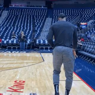 惊！球队经理竟在赛前做起热身，背后藏何玄机？