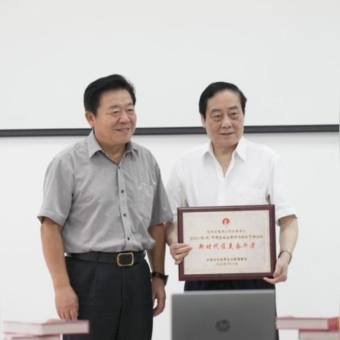 宗庆后70岁还坐经济舱真相，千亿富豪的节俭密码与娃哈哈管理哲学深度拆解