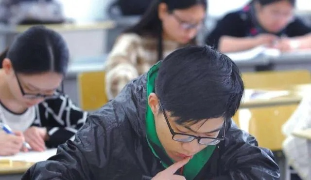 高考307分到211硕士，专科生考研逆袭的「非对称竞争」实战密码