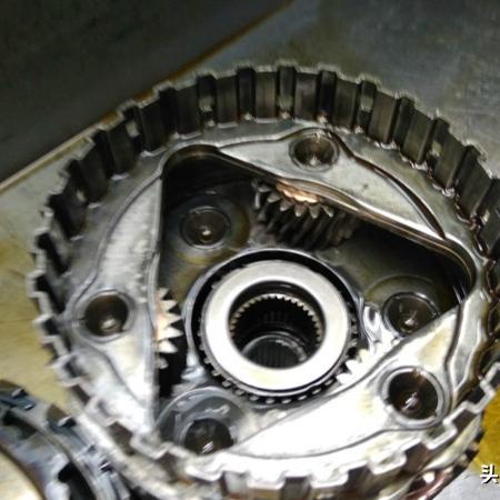 为什么你的飞车总打滑？2026年最新轮胎摩擦模型调校白皮书