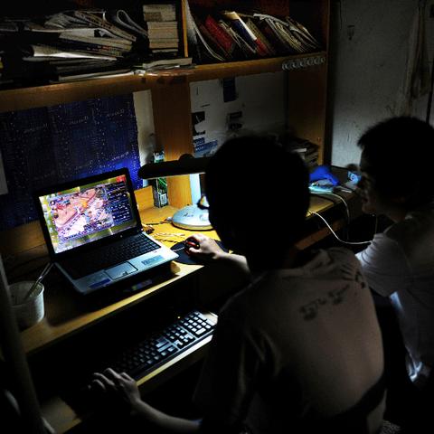 29岁小伙熬夜加班致急性脑梗！医生揭秘最凶险类型+90%人忽视的预警信号