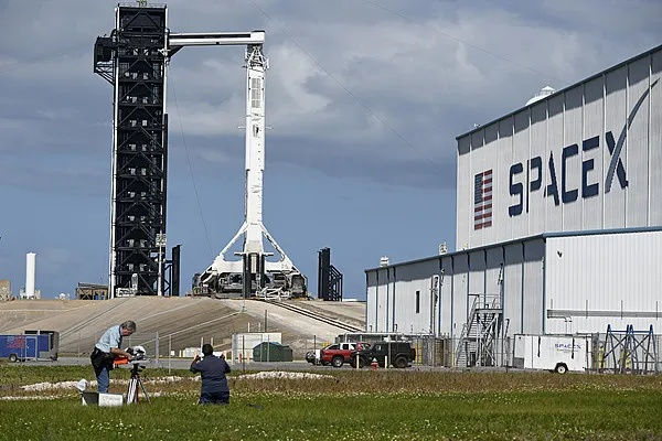 SpaceX猎鹰9号发射日本SLIM登月舱，2026商业航天新标杆？
