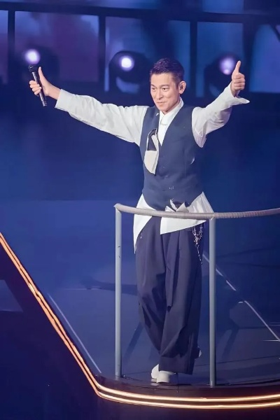 刘德华演唱会跪滑再现，2026经典动作全解析与实战训练指南