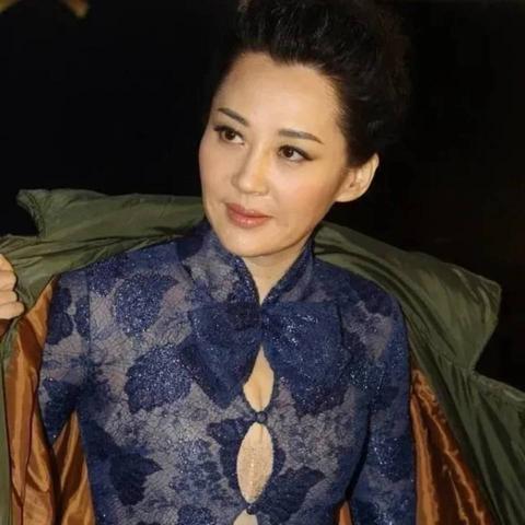 深蓝色半透明袜子总穿出土味？2026实战穿搭避坑与高级感法则