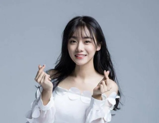 小钰情伤难愈深夜买醉 素颜认不出成热榜焦点