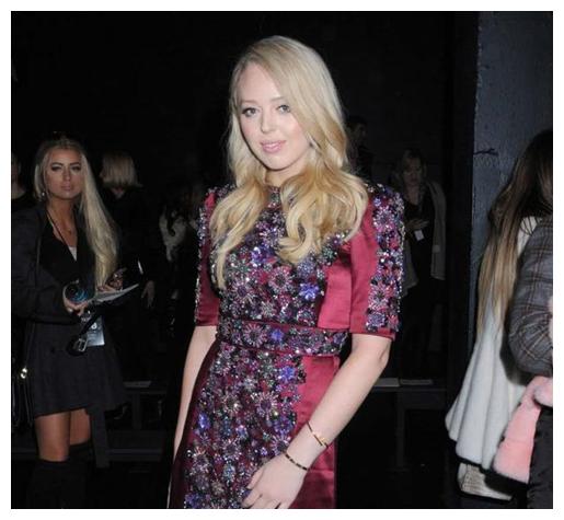 73岁张纪中穿秋裤哄四胎女儿睡觉跳舞,高龄活力满满尽显父爱温情