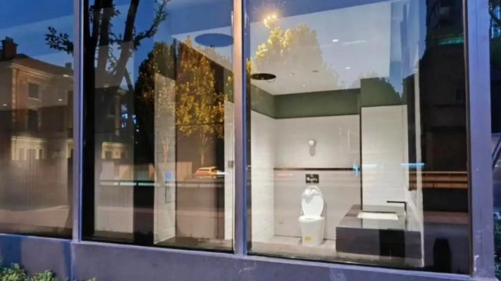 “重庆女厕透明窗引热议！一拍脑袋决策瞬间,透明落地窗成焦点”