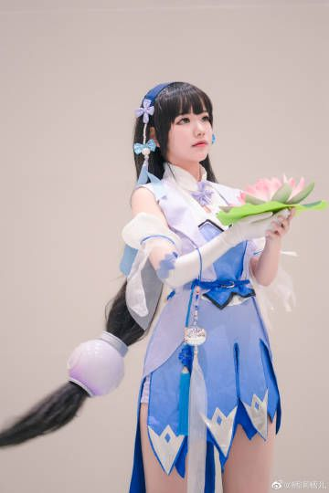 金铲铲方一cos西施,高踢腿惊艳！白到发光咋做到的?🔥👀