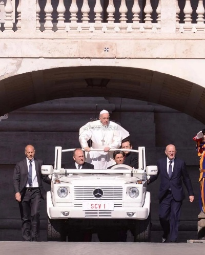 罗马教皇离世 座驾全球独享定制纯电奔驰G