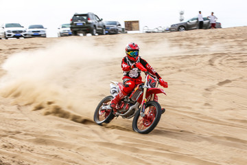 沙漠摩托终极指南，如何选择你的第一台沙舟并征服无人区？