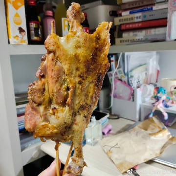 清华北大人大鹅腿阿姨之争，一场校园美食流量暗战背后的生存法则与破局启示